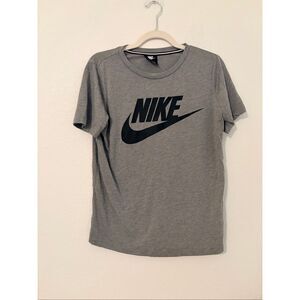 Nike Gray Graphic Logo T-Shirt Women’s Medium Short Sleeve Athletic Casual Tee
